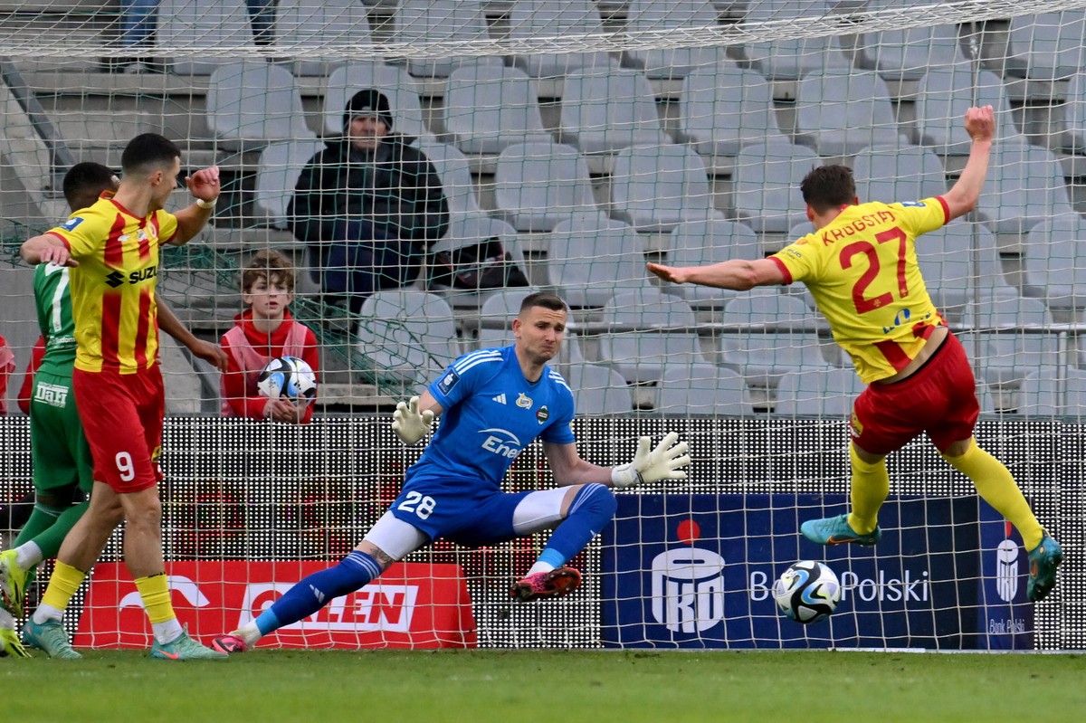 Zawodnik Korony Kielce Fredrik Krogstad (P) i Gabriel Kobylak (C) z Radomiaka Radom podczas meczu 29. kolejki piłkarskiej Ekstraklasy