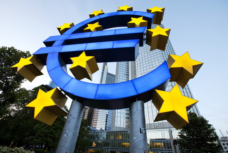 Symbol euro przed siedzibą Europejskiego Banku Centralnego