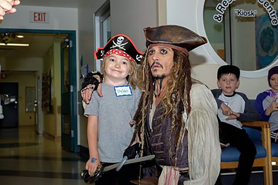 Johnny Depp jako Jack Sparrow w szpitalu