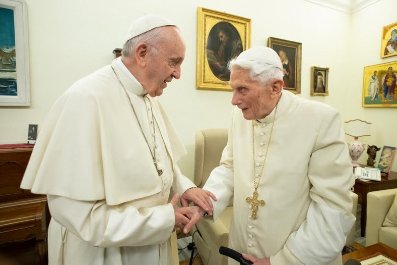 Papież Franciszek odwiedzający swego emerytowanego poprzednika Benedykta XVI,  grudzień 2018