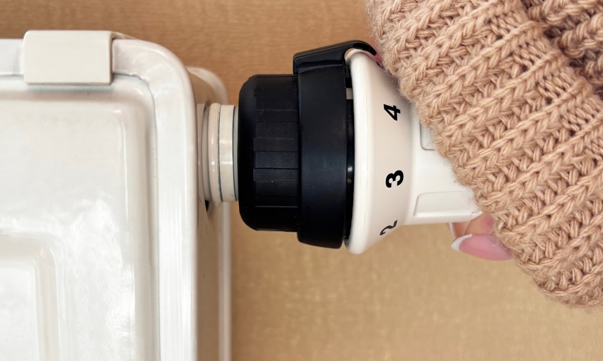 Zostawić ogrzewanie na noc czy wyłączyć? Eksperci ostrzegają przed zbyt niską temperaturą w sypialni