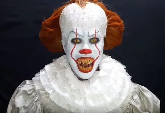 Zrób samodzielnie makijaż Pennywise'a z filmu "To". W sam raz na Halloween