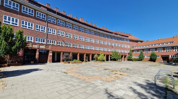 Szkoła Podstawowa nr 45 i jej piękny taras