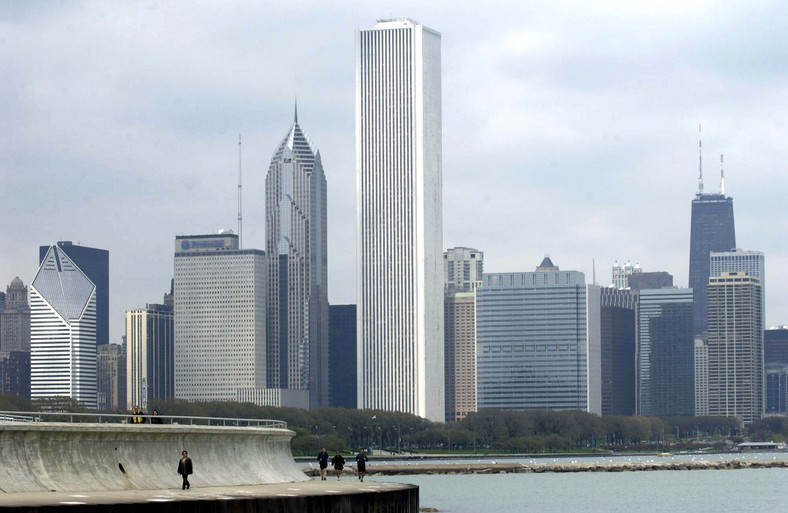 Najwyższy budynek na zdjęciu - wieżowiec Aon - siedziba Aon Corporation w Chicago (346,3 m wysokości, ukończony w 1973 r.)
