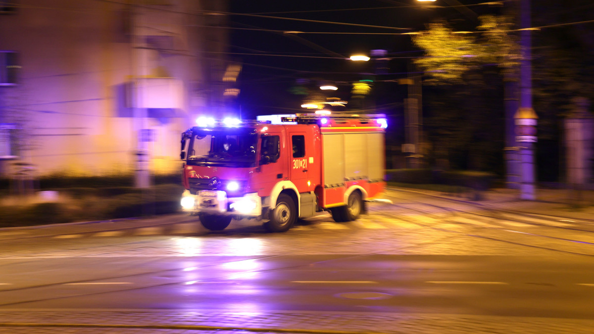 Pożar w wieżowcu w Warszawie. Mężczyzna z poparzeniami w szpitalu
