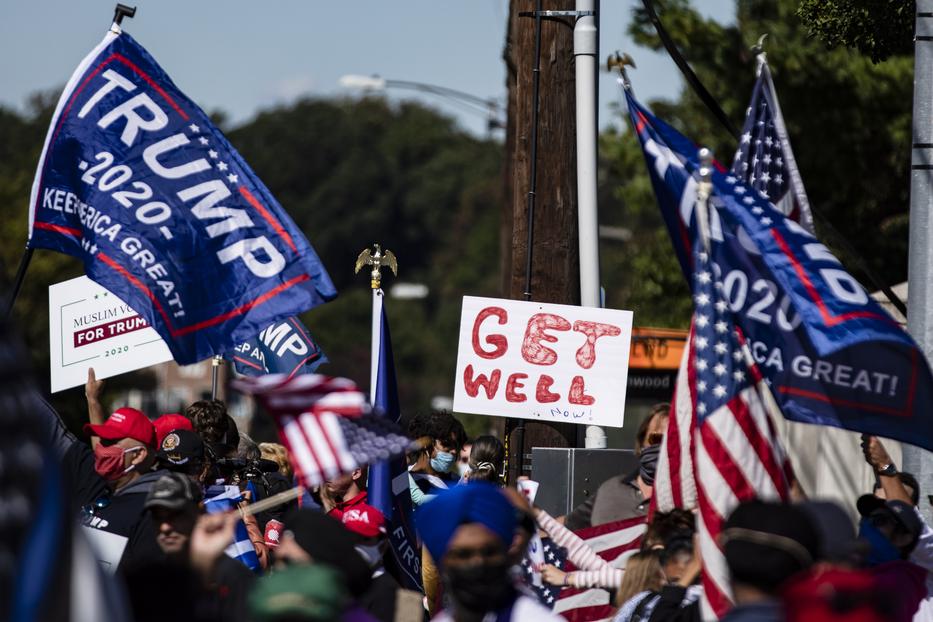 Donald Trump több száz támogatója gyűlt össze a kórház előtt. / Fotó: MTI/EPA