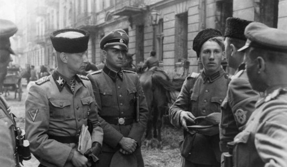 SS-Gruppenführer Heinz Reinefarth wraz z żołnierzami 3 Pułku Kozaków. Warszawa 1944 r.