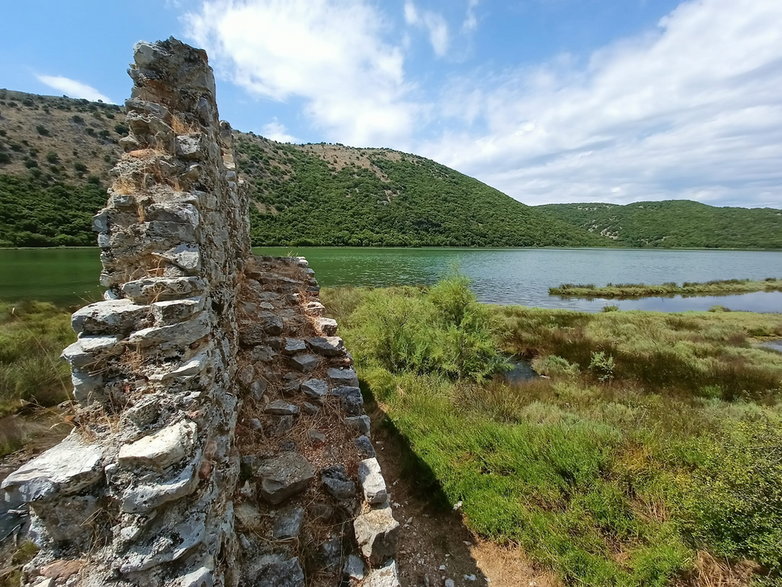 Butrint - mury obronne i panorama na jezioro Butrint