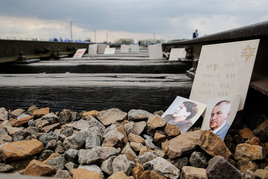 Międzynarodowy Dzień Pamięci o Holokauście. Zdjęcia ofiar Holokaustu pozostawione na torach kolejowych na terenie byłego obozu Auschwitz II-Birkenau.