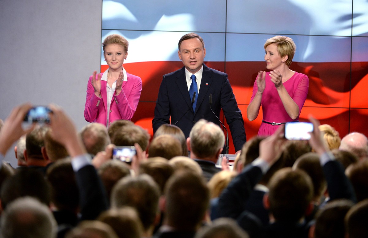 Kandydat PiS Andrzej Duda (C) z żoną Agatą Kornhauser-Dudą (P) i córką Kingą (L) w sztabie podczas wieczoru wyborczego w Warszawie