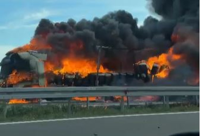 Gori kamion na autoputu kod Šimanovaca