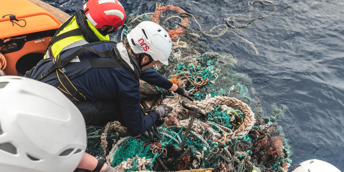 Załoga The Ocean Cleanup wyciąga sieć z Wielkiej Pacyficznej Plamy Śmieci. 