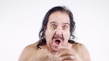 Parodia Miley Cyrus w wykonaniu legendy branży porno. Ron Jeremy przerobił "Wrecking Ball" - flesz muzyczny