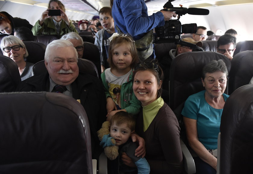 Wałęsa w podróży. Stał się sensacją