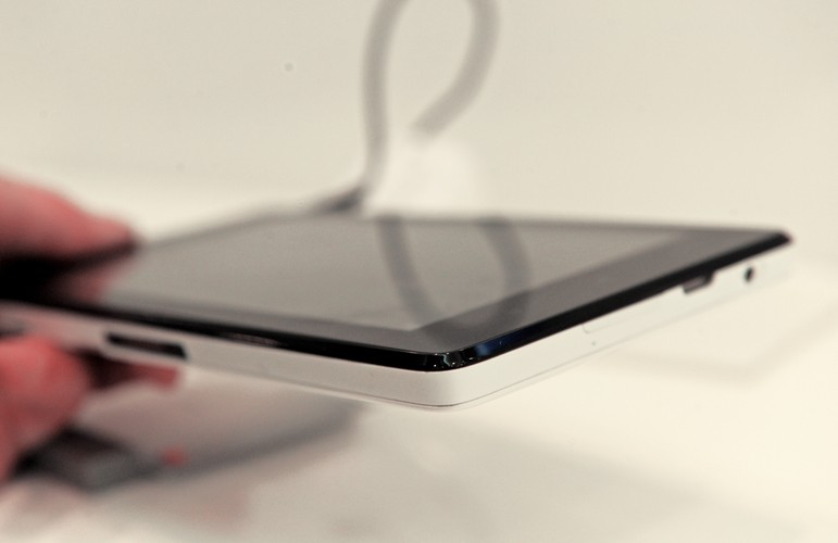 <strong> 3. Tablet na raty </strong> Szczególnie dokładnie warto analizować warunki, na których operator proponuje wymianę telefonu czy zakup tabletu. Z reklam dowiesz się, że otrzymasz wymarzony gadżet za niewielką kwotę, jeśli podpiszesz umowę na 24 miesiące. Może się potem okazać, że co prawda abonament musisz opłacać przez dwa lata, ale przez następne dwa będziesz płacić raty za przekazany przez operatora sprzęt. W ten sposób telefon czy tablet może kosztować więcej niż gdybyś go kupił w jednym ze sklepów handlujących elektroniką.