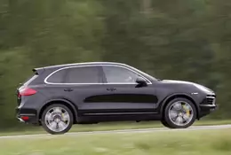 SUV Porsche wpadł do stawu, kierowca wydostał się z auta