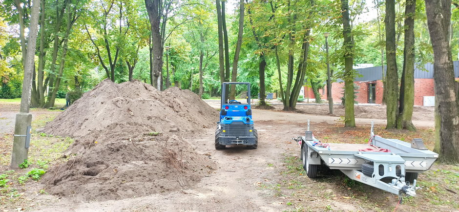 Październik 2022 r., prace ziemne na dawnym cmentarzu przy ul. Świętojańskiej 