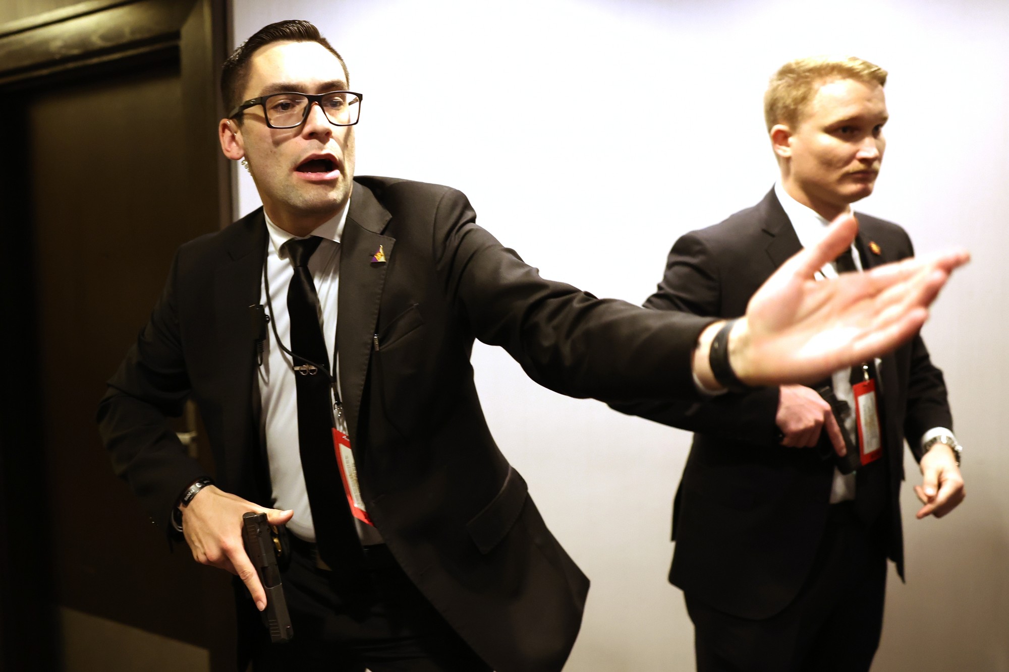 Príslušníci orgánov činných v trestnom konaní reagujú počas večere korešpondentov Bieleho domu.