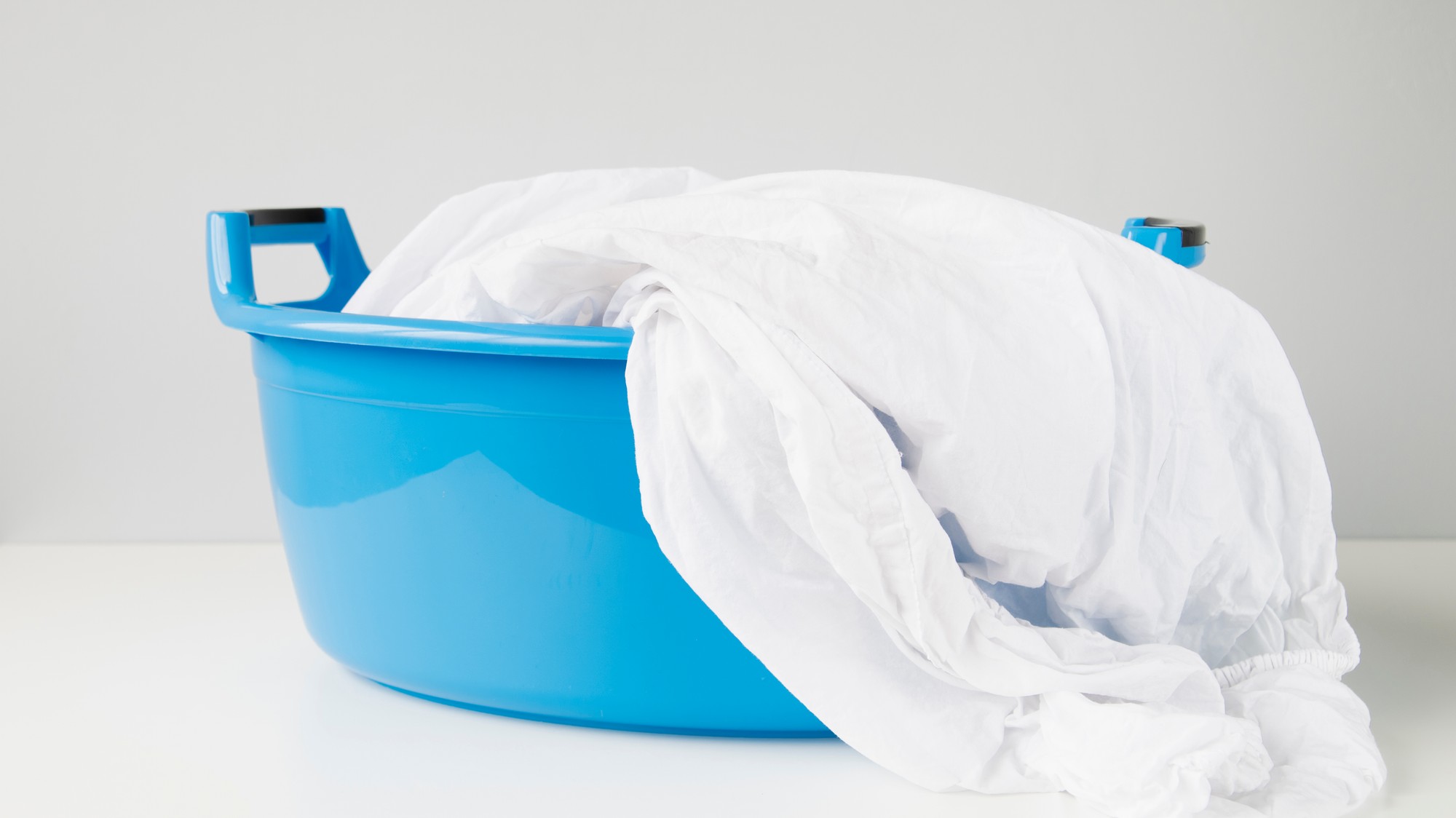 Ručné pranie je šetrné k jemným tkaninám a pomáha predchádzať poškodeniu vlákien.