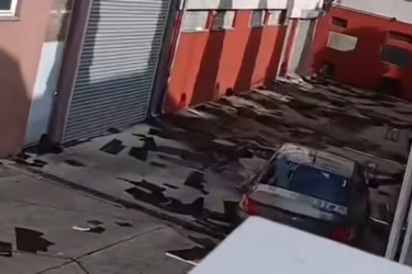 (FOTO, VIDEO) OBRUŠIO SE KROV NA ZGRADI NAKON NEZAPAMĆENOG NEVREMENA Užas u Smederevu ne prestaje: Scena kao nakon ZEMLJOTRESA