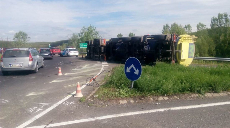 Kamion borult fel egy körforgalomban a Nógrád megyei Rétságnál / Fotó: Police.hu