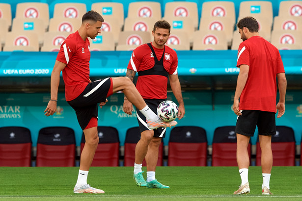 Jan Bednarek (L), Karol Linetty (C) i Bartosz Bereszyński (P) podczas treningu reprezentacji Polski w Sewilli