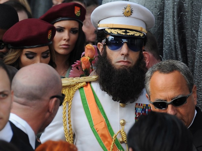 Bohaterem 'Dyktatora' jest, grany przez Sachę, zły władca fikcyjnego państwa z Trzeciego Świata