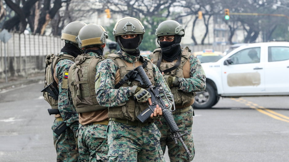 Żołnierze po przybyciu członków rodziny przywódcy przestępczego Jose Adolfo Maciasa Villamara "Fito", przywódcy gangu "Los Choneros" w Guayaquil, Ekwador, 19 stycznia 2024 r.