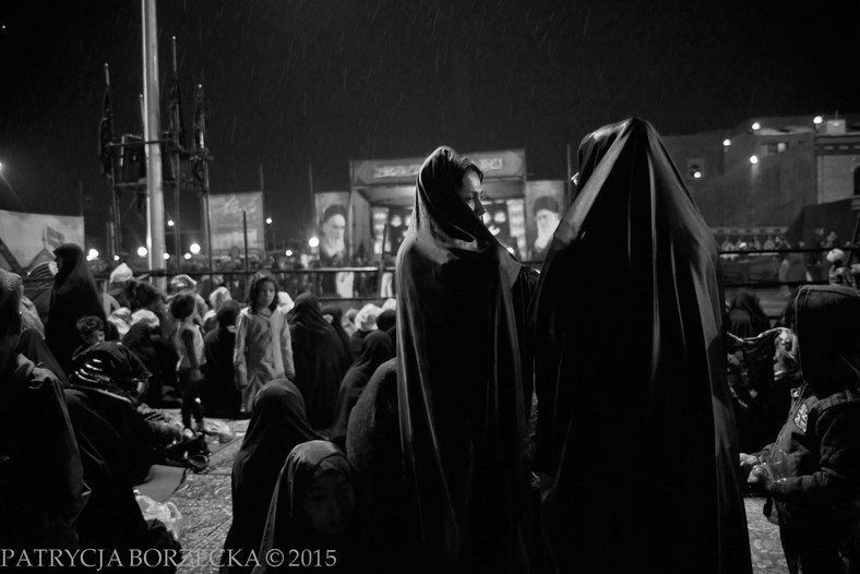 Kobiety ubrane w czadory w trakcie obchodów najważniejszego szyickiego święta żałobnego Muharram. Isfahan, Iran, 2015
