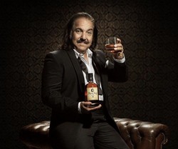 Legendarny aktor porno reklamuje alkohol
