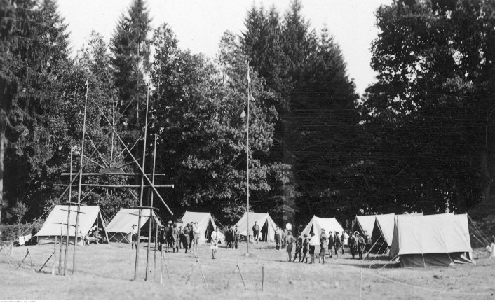 Zdjęcie z obozu harcerskiego – koniec lat 30. XX wieku. Fot. NAC