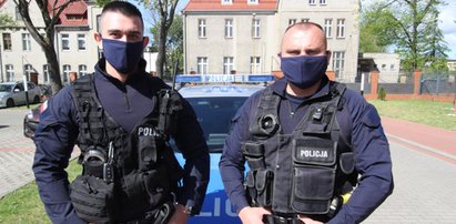 Dzielni policjanci! Uratowali babcię z pożaru