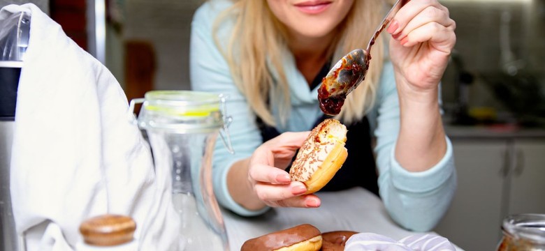 Przesądy na Tłusty Czwartek. Jeden błąd może kosztować Cię pecha. Sprawdź, jak go uniknąć