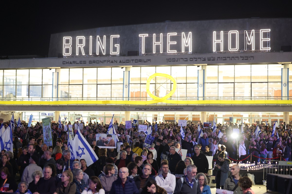 Protestujący podczas demonstracji przeciwko rządowi premiera Izraela Benjamina Netanjahu na placu Habima w Tel Awiwie, Izrael, 20 stycznia 2023 r.