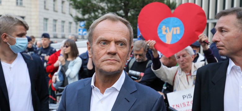 Tusk na manifestacji w obronie TVN: Chcą wrócić do komunistycznych wzorców