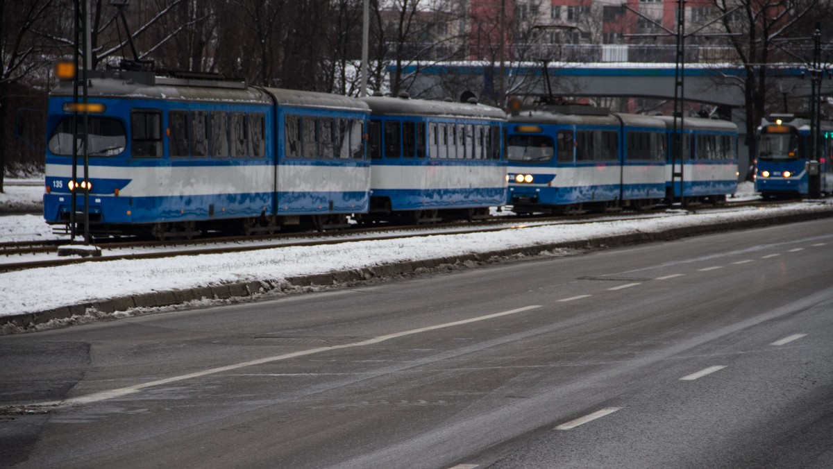 Krakowska prokuratura oskarżyła w środę 15 osób w związku z realizacją linii tramwajowej z Ronda Grzegórzeckiego do Małego Płaszowa. Firma realizująca inwestycję użyła m.in. tańszych zamienników. Czy to oznacza, że użytkowana droga i torowisko mogą stwarzać zagrożenie? MPK uspokaja, że nie ma potrzeby wykonywania dodatkowych prac.