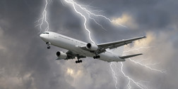 Latanie samolotem podczas burzy. Co jeśli w maszynę uderzy piorun?