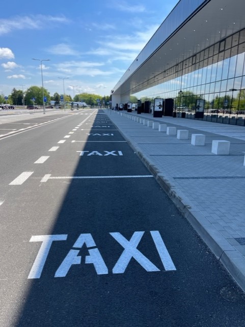 Postój taksówek przed radomskim lotniskiem