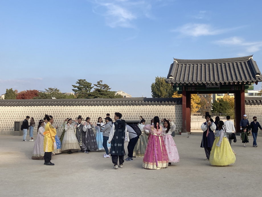 Pałac Gyeongbok i Koreańczycy w strojach ludowych