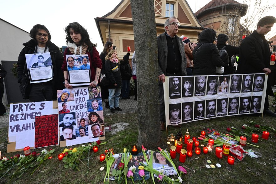 Wydarzenie zorganizowane przez Amnesty International w celu zwrócenia uwagi na rosnącą liczbę ofiar protestów w Iranie i eskalację przemocy ze strony lokalnych sił bezpieczeństwa przed ambasadą Iranu w Pradze, Czechy, 20 stycznia 2026 r.