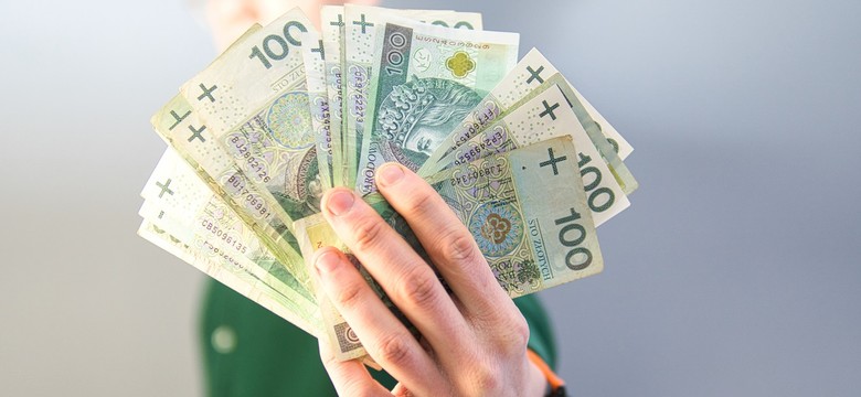 Prawie 2 tys. zł co miesiąc. A dochód nie ma znaczenia. Kto może skorzystać z programu?