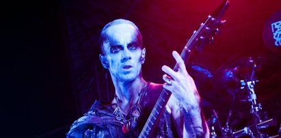 Nergal wysypał prochy fana na koncercie!