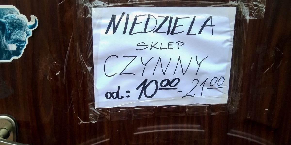 Nie tylko właściciel sklepu, ale także jego rodzina i emeryci mogliby w niedziele stanąć za ladą. 