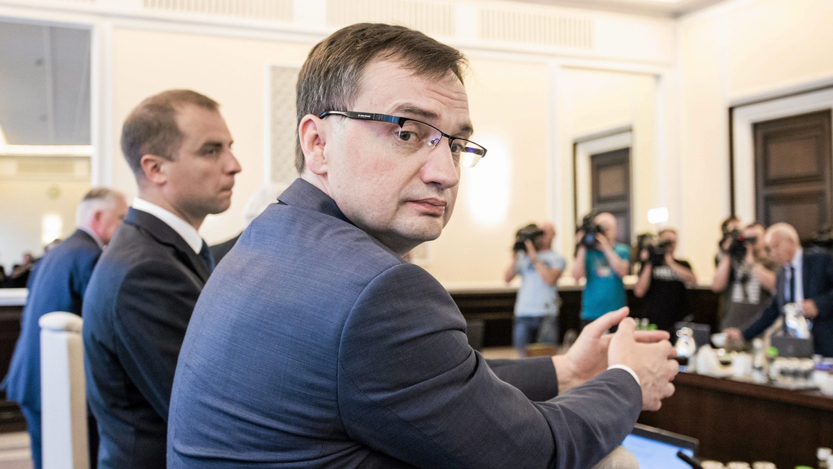 Ministerstwo Sprawiedliwości jest gotowe zaopiniować projekty ustaw o KRS i Sądzie Najwyższym, jeśli prezydent o to wystąpi - powiedział szef gabinetu politycznego ministra Zbigniewa Ziobry Jan Kanthak.