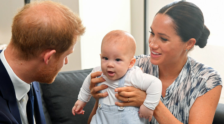 Meghan Markle mesét olvas az első születésnapját ünneplő Archie-nak/ Fotó: Northfoto