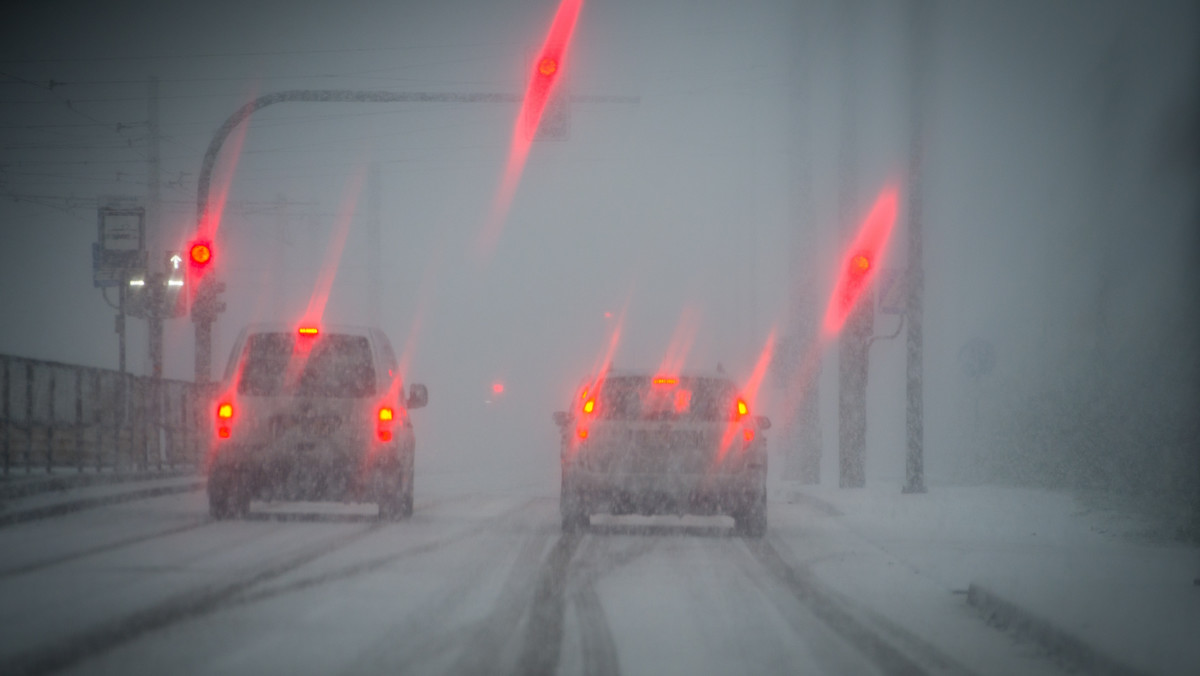 Odblokowano już drogę Suwałki - Gołdap, zatarasowaną dzisiaj po kolizji autobusu z tirem. Na drogach Suwalszczyzny, gdzie od kilku dni występują duże opady śniegu, warunki jazdy na drogach były od rana bardzo trudne.
