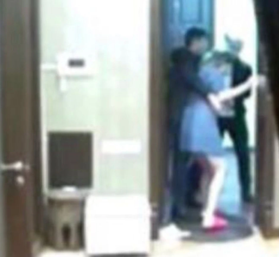 Policija hapsi Gulnaru Karimovu i odvodi iz kuće