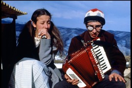 U filmu je UMRLA NA POROĐAJU i letela u venčanici: Ovako sa 59 godina izgleda Azra iz "Doma za vešanje", NE BISTE JE PREPOZNALI za tri života - uslikana na festivalu paprike