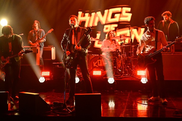 Zespół Kings of Leon jako gość „The Tonight Show Jimmy’ego Fallona, 26 lutego 2024 r