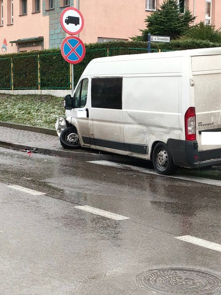 Bus i skoda zderzyły się w centrum Drawska